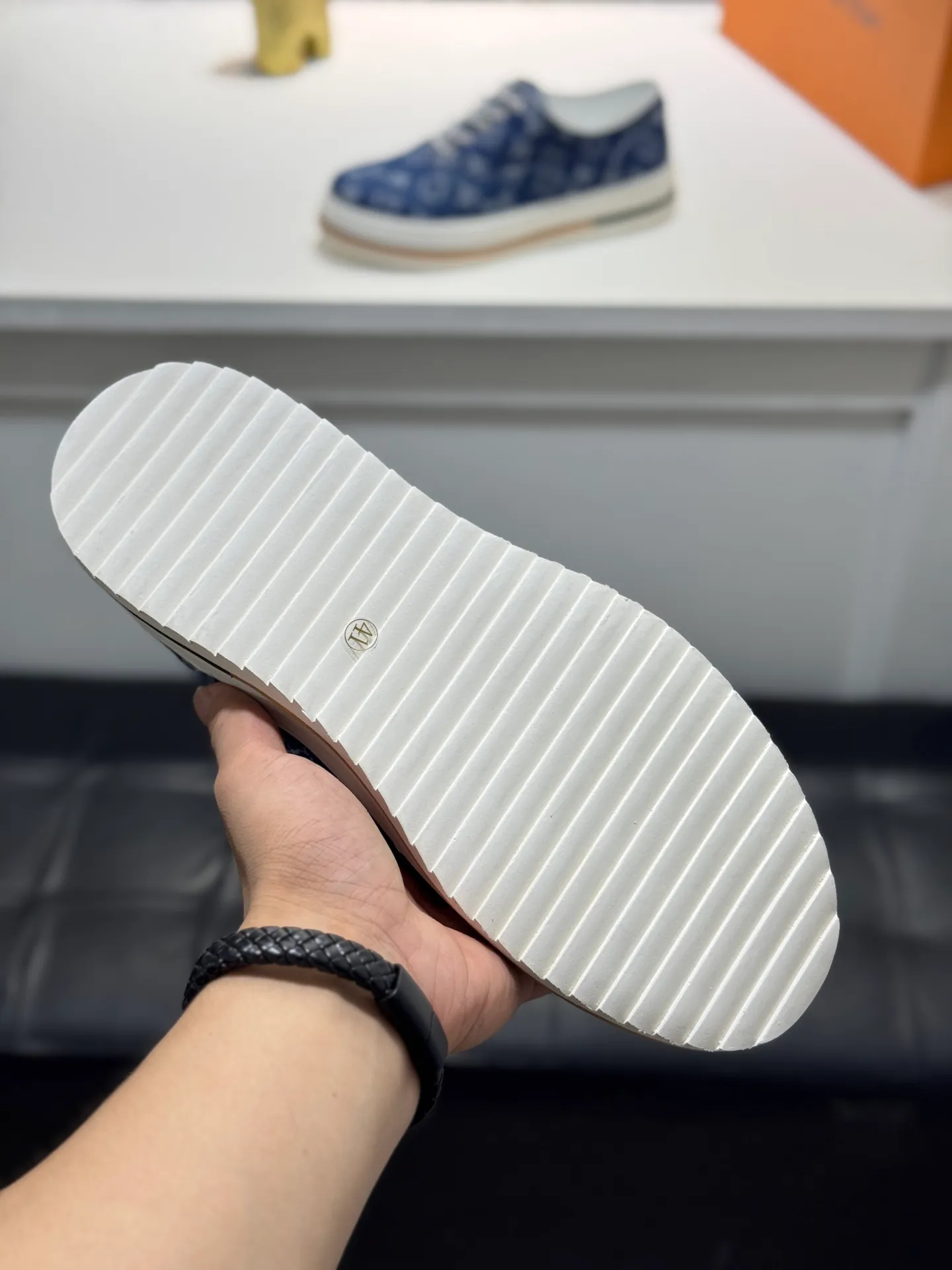 Men's shoes 💰400 [New style] 🌂🌂Top original order - Louis Vuitton®️ Trendy and fashionable yet low-key men's casual shoes, LV special fabric pattern on the upper, comfortable and breathable, sheepskin lining, original rubber outsole, 3 colors available ~ a must-have for sportsmen. Size: 38-44 (45 customized